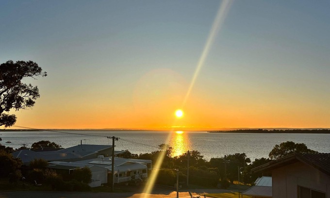 Dawesville House | Peaceful Estuary Views. Huge family home with table tennis, kayak and basketball