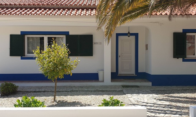 Mouraria Cottage | Peaceful family retreat by the pool, only minutes away from the beach