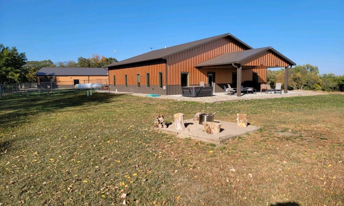 Yankton House | Peaceful Farmhouse with hot tub