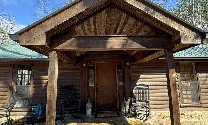 Oxford Cabin | Peaceful guest house just 10 miles from the charming Oxford Square.