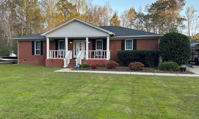 Milton House | Peaceful Home Away From Home! 20 minutes from the beach! Quiet neighborhood!