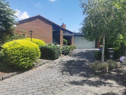 Mill Park House | Peaceful House In Mill Park Melbourne