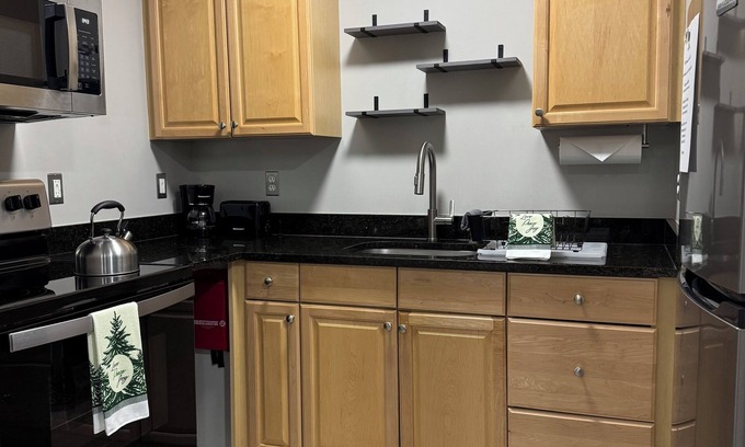 Woodbridge Apartment | Peaceful, Immaculate Apartment! Centrally located, unique & fully furnished!
