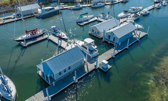 Downtown Boat Rental | Peaceful! Inviting! Clean! Perfect! Heavenly floating getaway! Dock your boat!