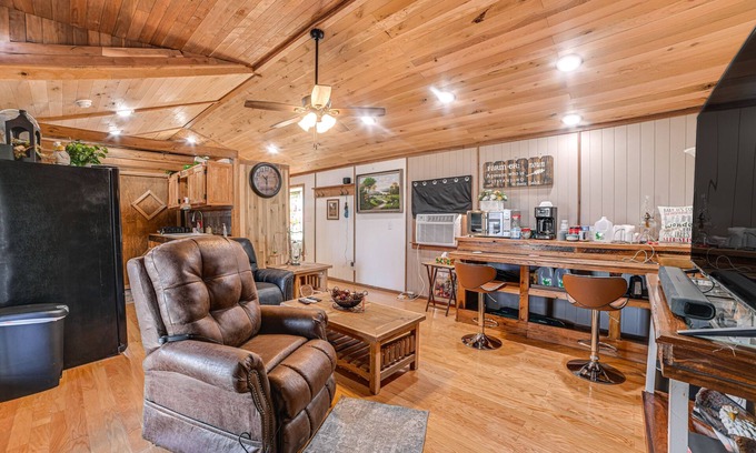 Oak Grove Cabin | Peaceful Kentucky Countryside Cabin w/Porch