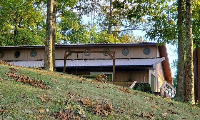 Scotland Cabin | Peaceful Lake House Cabin 2, Kayaks Provided Free, Direct Water Access!