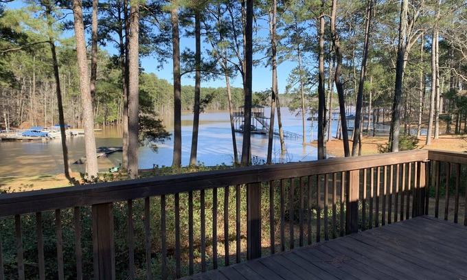 McCormick House | Peaceful Lake Retreat