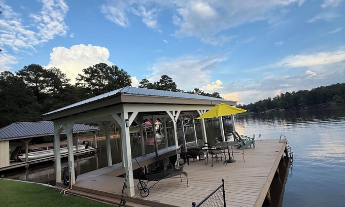 Eatonton House | Peaceful Lakefront Family Retreat Awaits. Private Dock! Kayaks! Get-Away