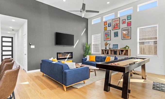 West Dallas House | Peaceful Modern Home, Close to Downtown Energy
