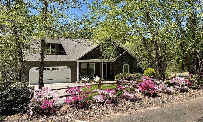 Pickens House | Peaceful Mountain Home: backs to a private fishing pond on two acres