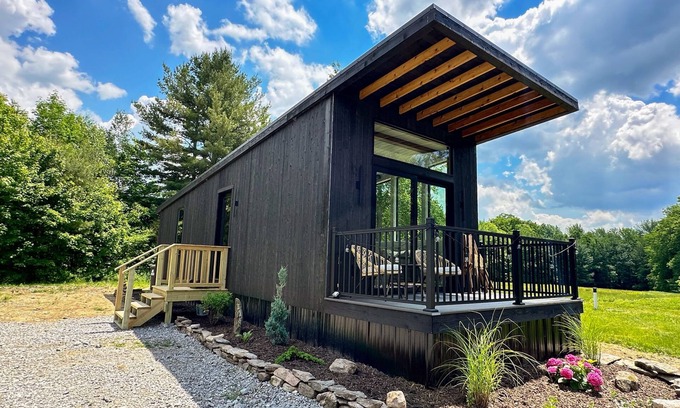 Weston House | Peaceful mountain view retreat with kitchenette & deck - near skiing