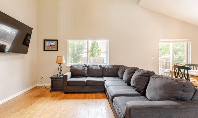 Erie House | Peaceful neighborhood home, spacious & cozy with plenty of beds!