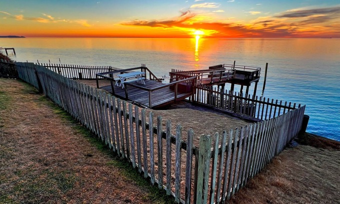 Silver Beach Cottage | Peaceful, Pet-Friendly Escape with Waterfront Sunsets & Private Dock (No Fees!)