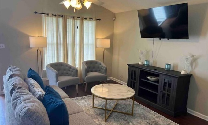 Valdosta House | Peaceful Private Home near Moody, Wild Adventures