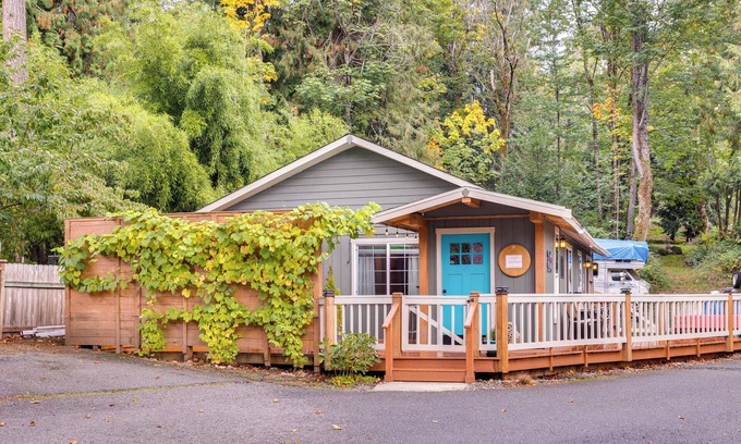 Maple Heights-Lake Desire Cottage | Peaceful Renton Retreat w/Hot Tub Access!