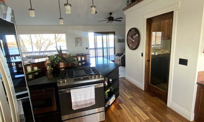 Heyburn House | Peaceful River House Retreat
