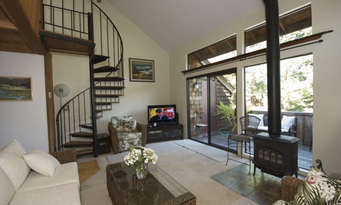 Seabright Condo | Peaceful Seabright Townhome Retreat Near Boardwalk & Yacht Harbor