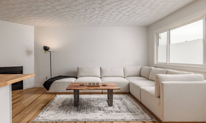 Northeast Anchorage House | Peaceful Valley 2