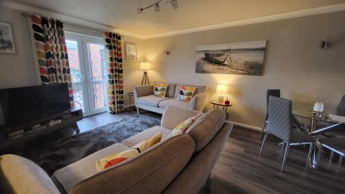 Hull Apartment | Peaceful Waterfront Apartment, Private Parking, Hull Marina
