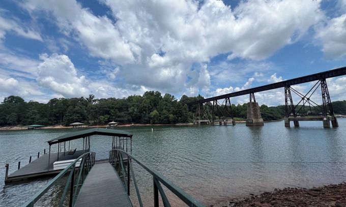 Anderson House | Peaceful waterfront lake living!