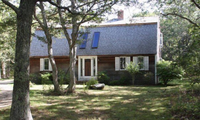 Chilmark House | Peaceful Wooded Retreat, Short Car Ride to Everything. Week is Friday to Friday