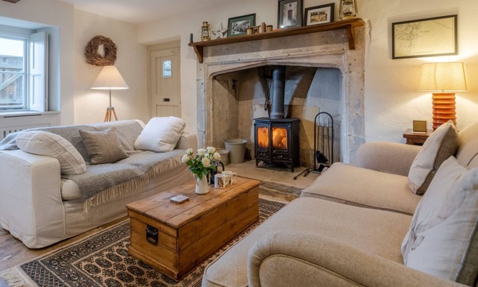 Ampney Crucis Cottage | Peach Cottage, near Cirencester, family friendly