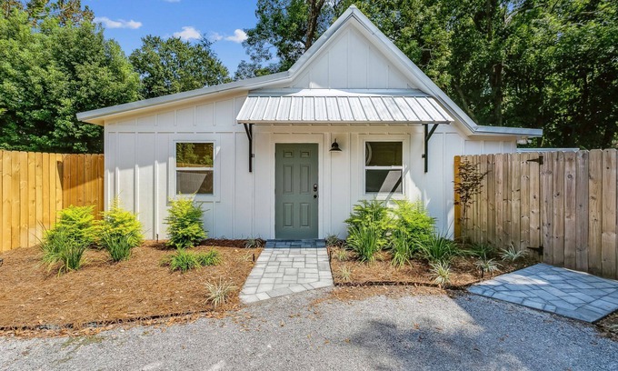 East Hill Apartment | Peaches Place is a Beautiful New Guest House - Heart of East Hill - Fast WiFi - Private Back Yard