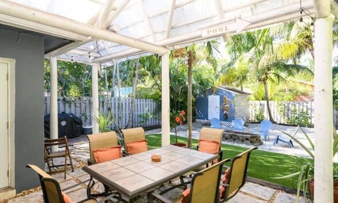 River Oaks House | Peacock Villa 2 by PMI