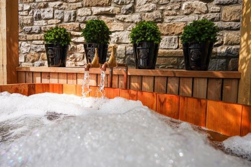 Winster Apartment | PEAK DISTRICT ROMANTIC Courtyard Loft, with Outdoor Japanese Whirlpool Bath