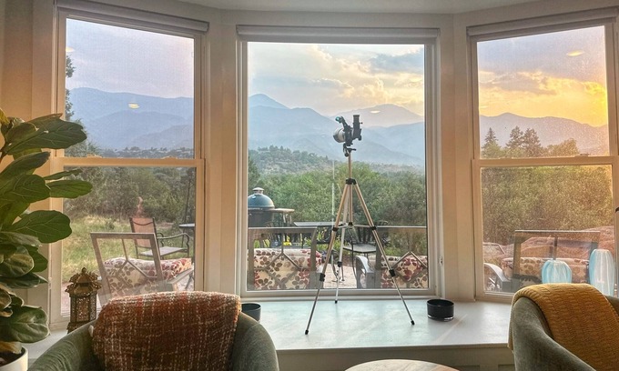 West Colorado Springs House | Peak View Guesthouse - Stunning Views and a short walk into Garden of the Gods!