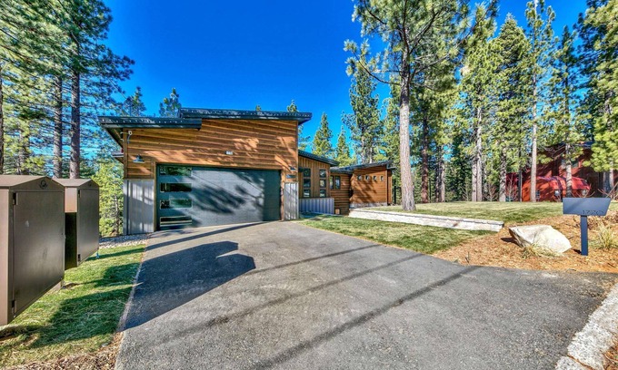 Montgomery Estates Cabin | PeakView: Air Conditioning, Luxury 6br, Hot Tub Game Room, Theater, Bar, Near Lake, Heavenly, Hiking