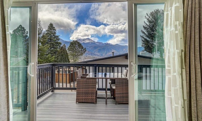 West Colorado Springs House | PeakView Lil Lux! Hot Tub & Mountain Views