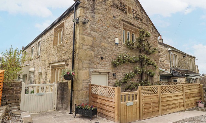 Barnoldswick Cottage | PEAR TREE COTTAGE AT HEY FARM, pet friendly in Barnoldswick