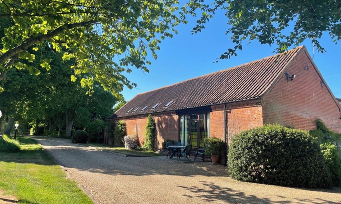 Foxley House | PEAR TREE, family friendly, with a garden in Wood Norton