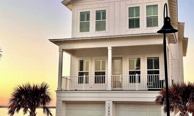 Navarre Beach House | 🏝️Pearl Hideaway: 30A Style Luxury Waterfront Home | Stunning Sunsets🏝️