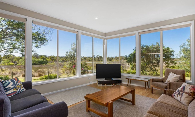 St Leonards House | Pelican Point- Located next to Edwards Point Wildlife Reserve