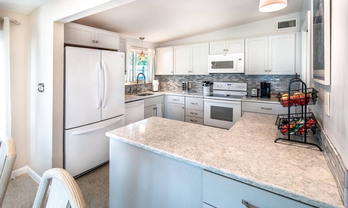 Painters Hill House | Pelican's Coastal Retreat 200 ft to beach