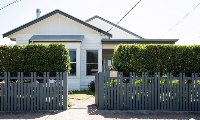 Queenscliff Apartment | Pelicans water view apartment. Lounge,Kitchen,verandah,Queen bedroom,bathroom.