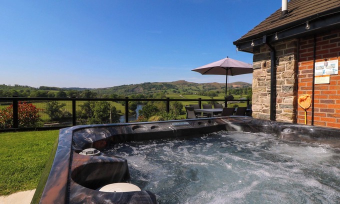 Builth Wells Cottage | PEN Y BANC, pet friendly, with hot tub in Builth Wells