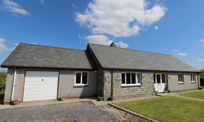 Llansannan House | PEN Y CAE, pet friendly, with a garden in Llansannan