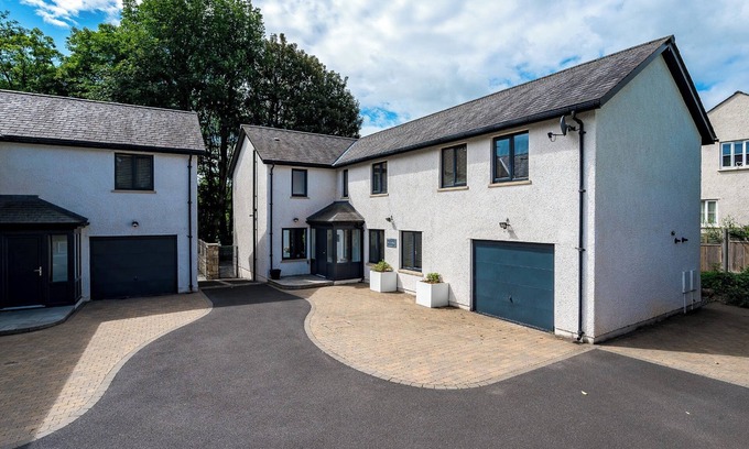 Kirkby Lonsdale Cottage | PEN-Y-GHENT, pet friendly, with hot tub in Kirkby Lonsdale