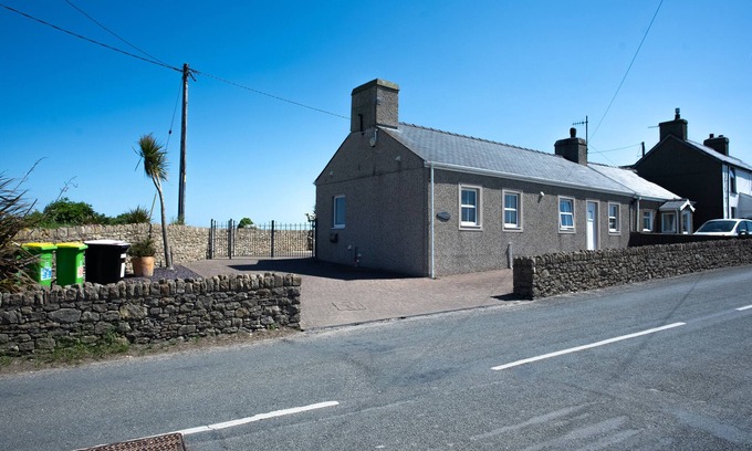 Abersoch Cottage | PEN Y SARN, pet friendly, with a garden in Abersoch