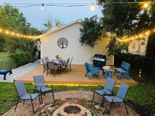 Downtown House | Pensa-Cozy Downtown bungalow, w/backyard oasis!