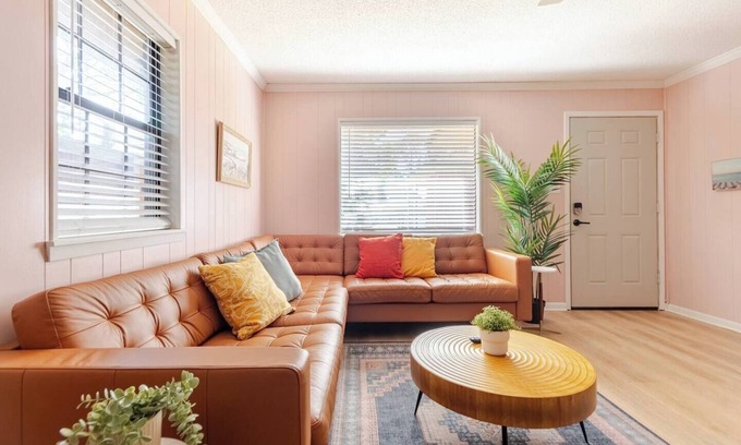 Southeast Pensacola Cottage | Pensacola Cottage - King Bed - Mins. from Beaches & Downtown - Pet Friendly