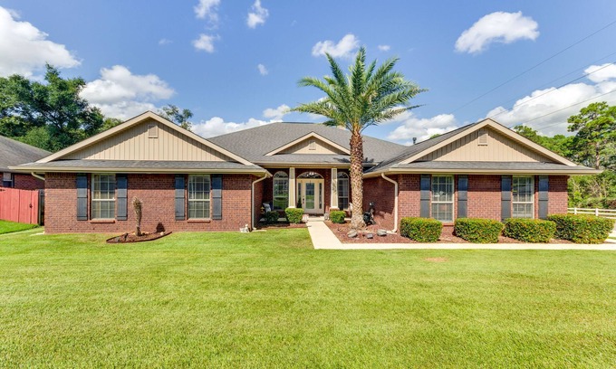 Brent House | Pensacola Home w/Private Lanai, 9 Mi to Downtown!