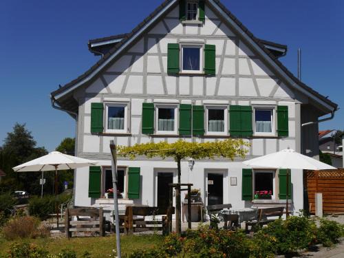 Neufrach House | Pension & Café Schlupfwinkel