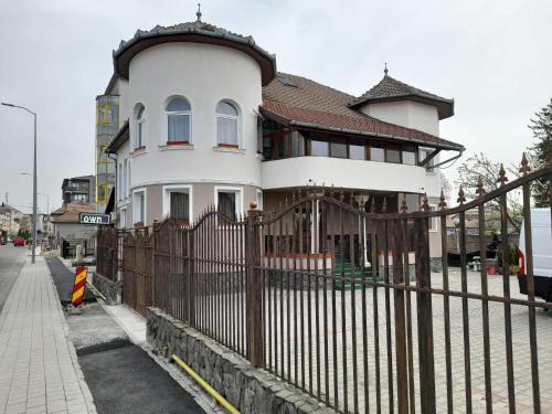 Alba Iulia House | Pensiunea Crown Royal