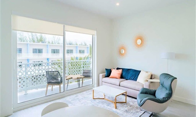 Seven Mile Beach Condo | Penthouse 1 bdr Apt Next to Beach w/Rooftop Pool