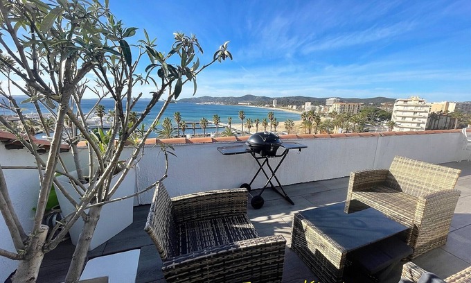 Le Lavandou Apartment | Penthouse 50m from beach in centre of le Lavandou