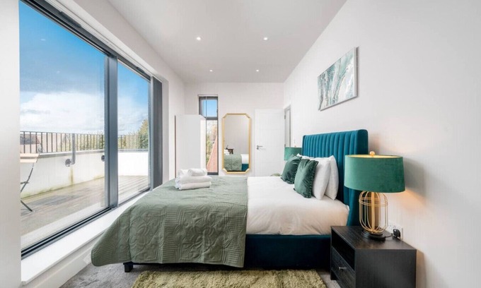 Finchley Apartment | Penthouse Large -Free Parking